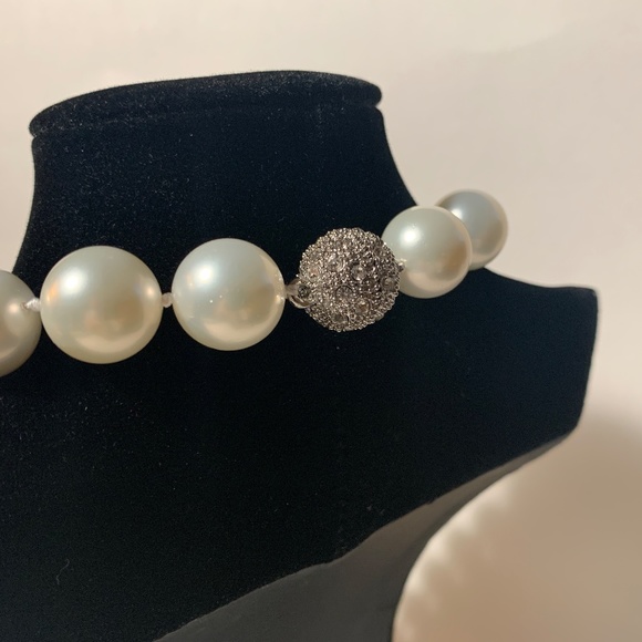 Elegant Shell Pearl Necklace with Magnetic Clasp in Pearl White 15mm - Picture 5 of 8